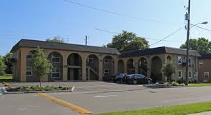 A building with a parking lot in front of it.